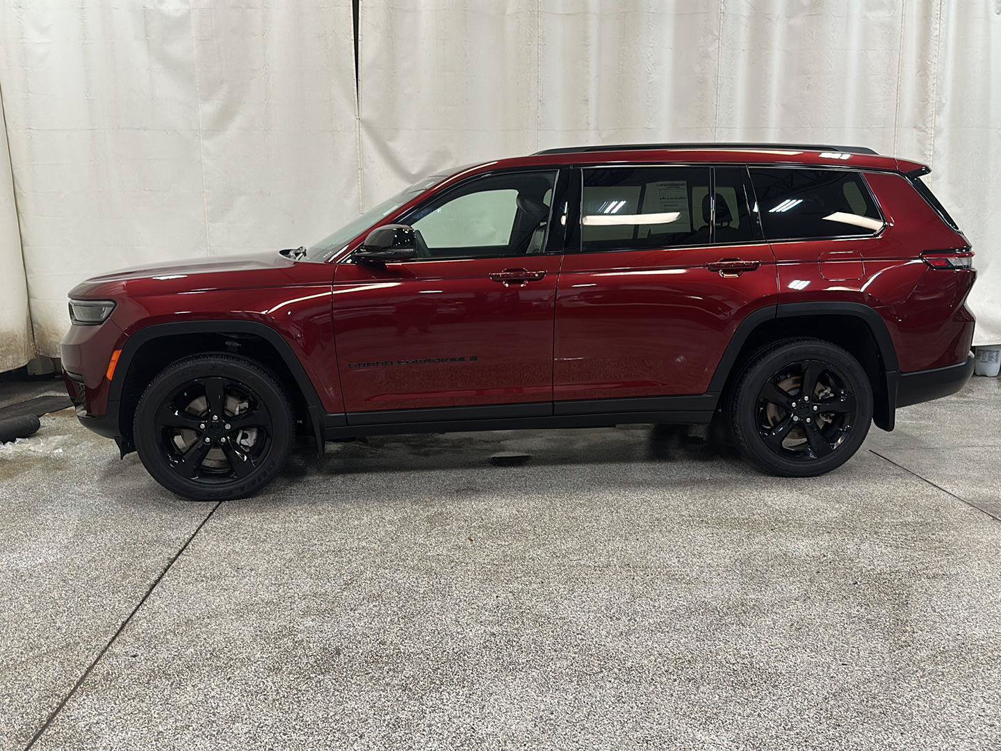Used 2023 Jeep Grand Cherokee L Laredo AWD/4WD image 2