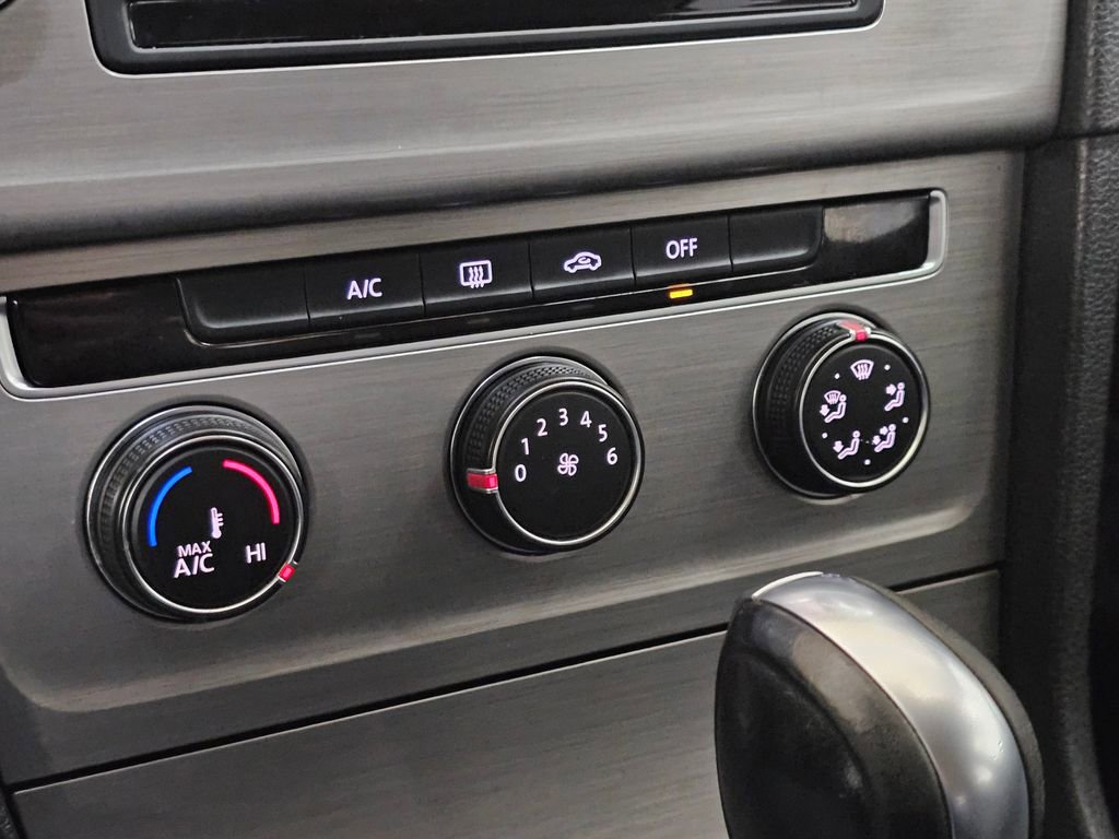 Used 2015 Volkswagen Golf SE image 27