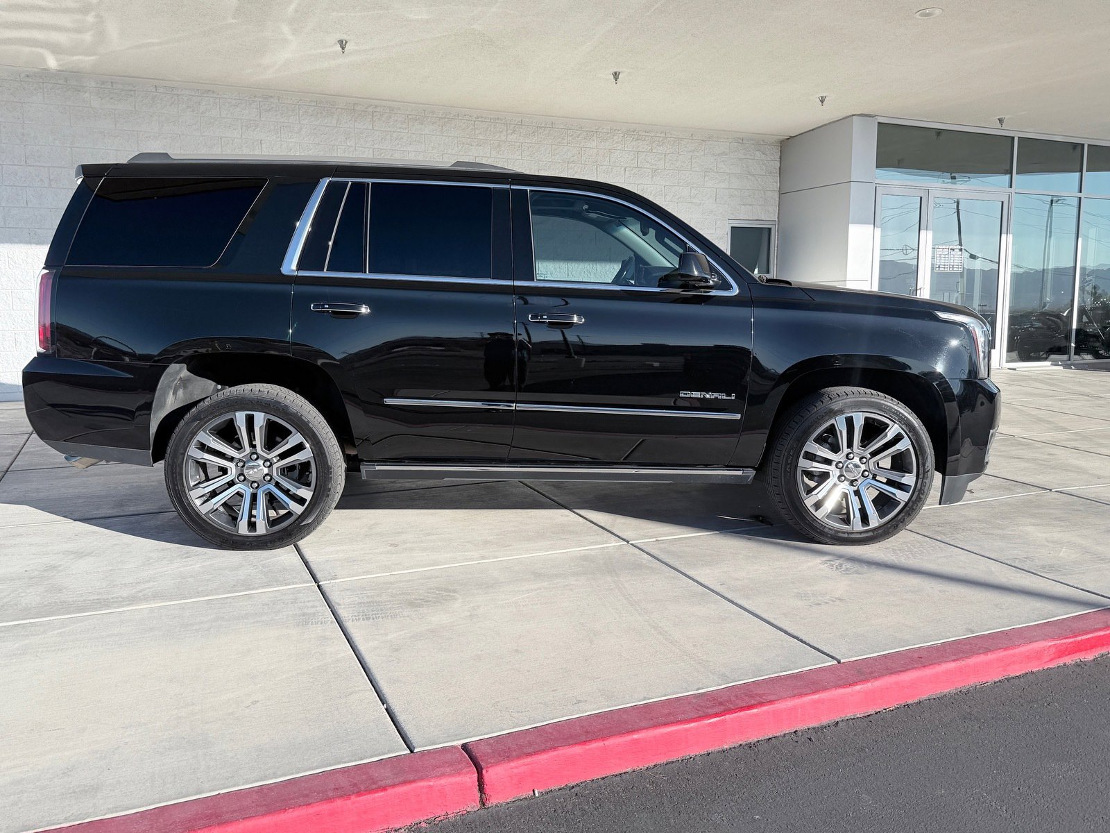 Used 2018 GMC Yukon Denali w/ Denali Ultimate Package image 2
