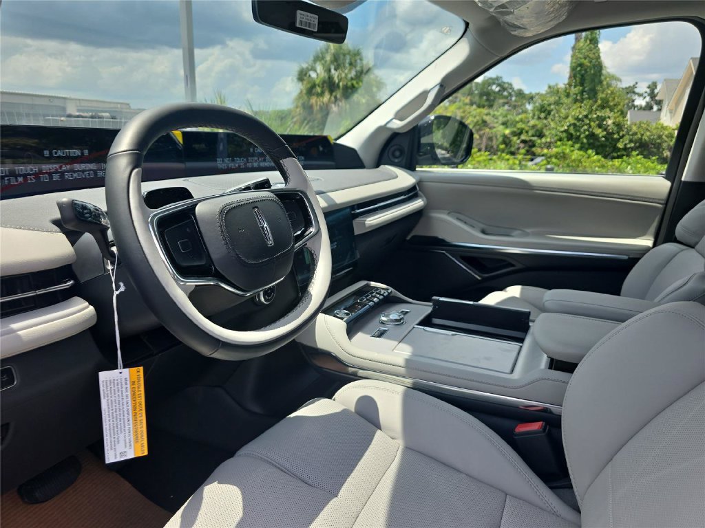 New 2026 Lincoln Navigator Premiere AWD/4WD image 16