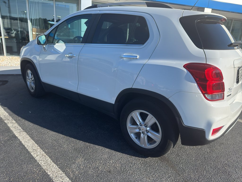 Used 2020 Chevrolet Trax LT w/ LT Convenience Package FWD image 3