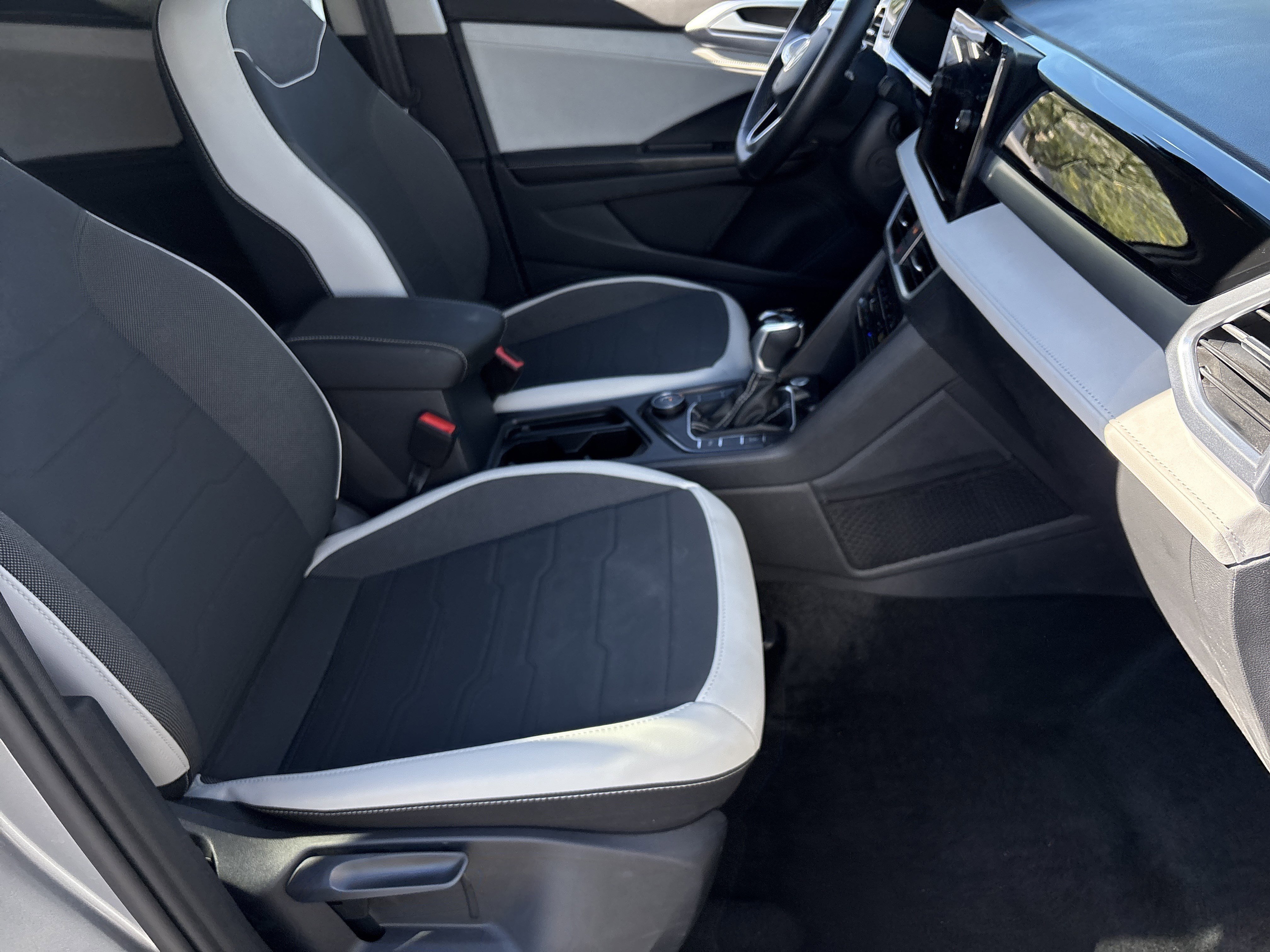 Used 2025 Volkswagen Taos SE image 10