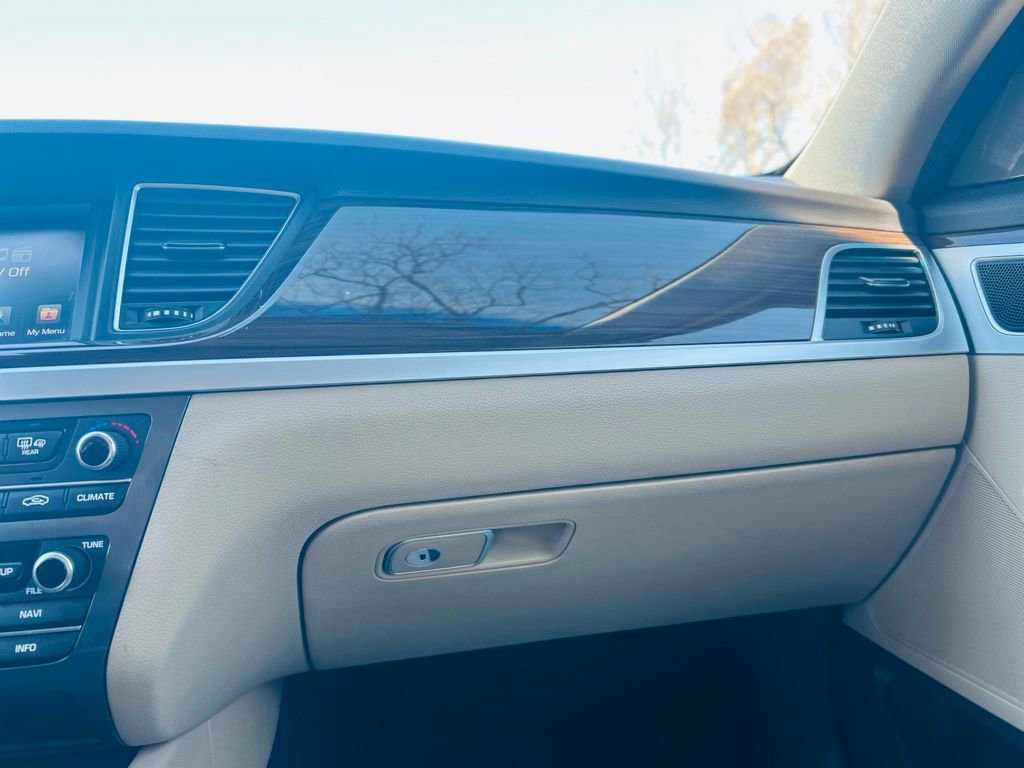 Used 2015 Hyundai Genesis 3.8 image 32