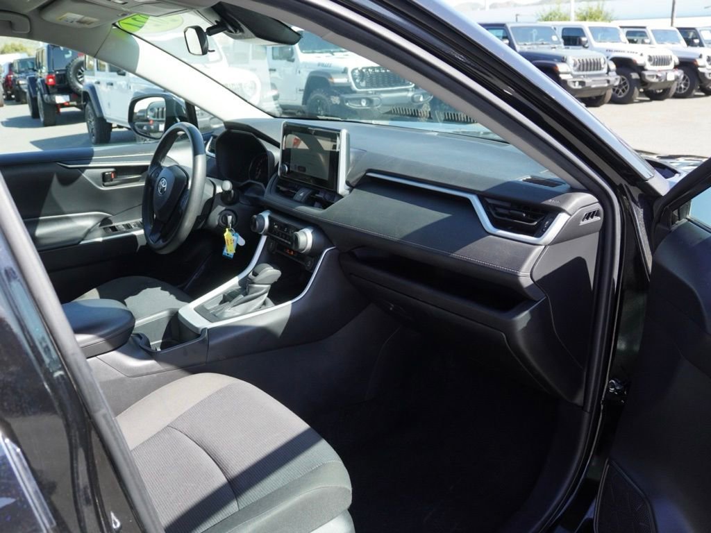 Used 2024 Toyota RAV4 LE image 31