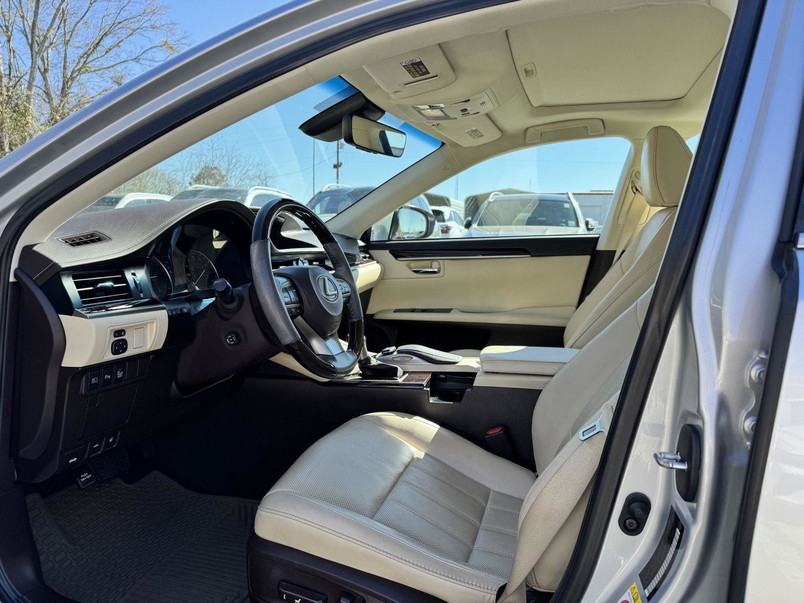 Used 2018 Lexus ES 350 w/ Luxury Package w/Wood Trim image 5
