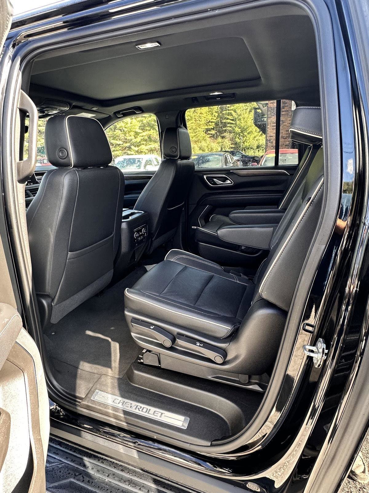 Used 2021 Chevrolet Suburban Premier w/ Premium Package RWD image 13
