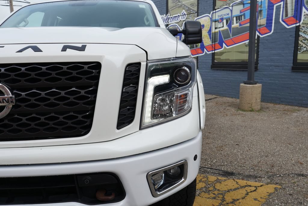 Used 2018 Nissan Titan PRO-4X AWD/4WD image 3