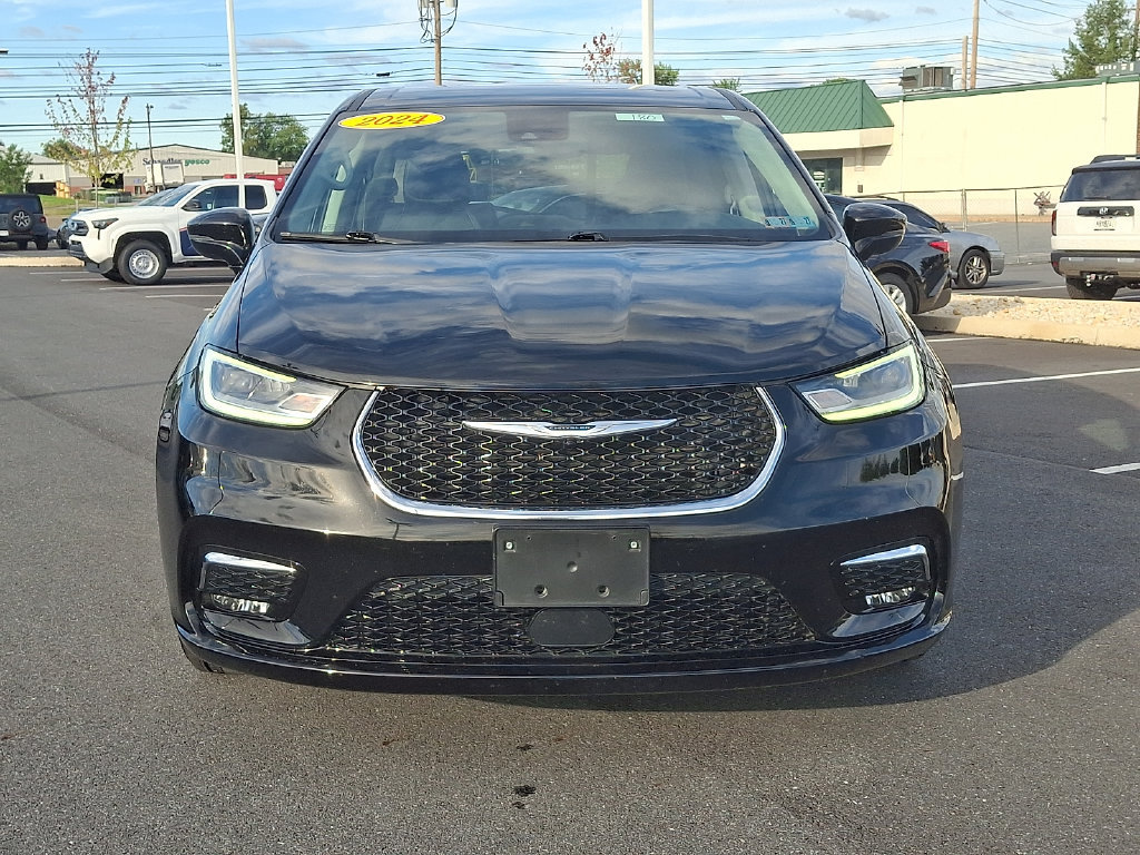 Used 2024 Chrysler Pacifica Touring-L FWD image 2