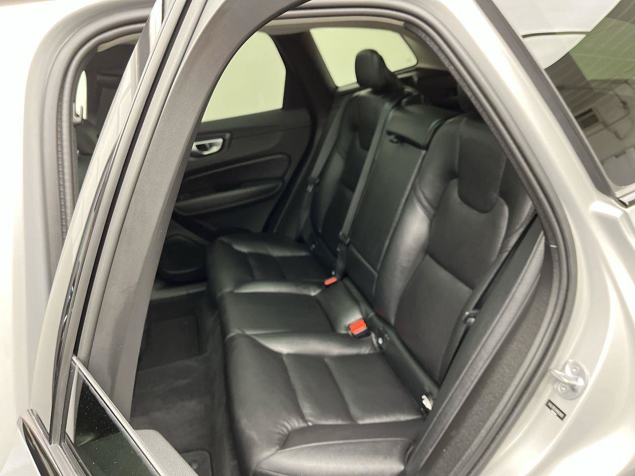 Used 2024 Volvo XC60 B5 Plus AWD/4WD image 11