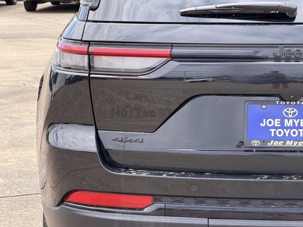 Used 2025 Jeep Grand Cherokee Altitude AWD/4WD image 10