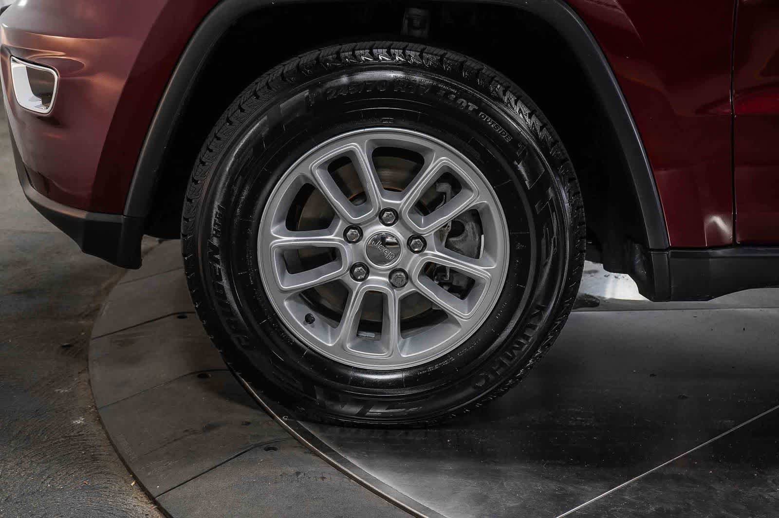 Used 2018 Jeep Grand Cherokee Laredo RWD image 9
