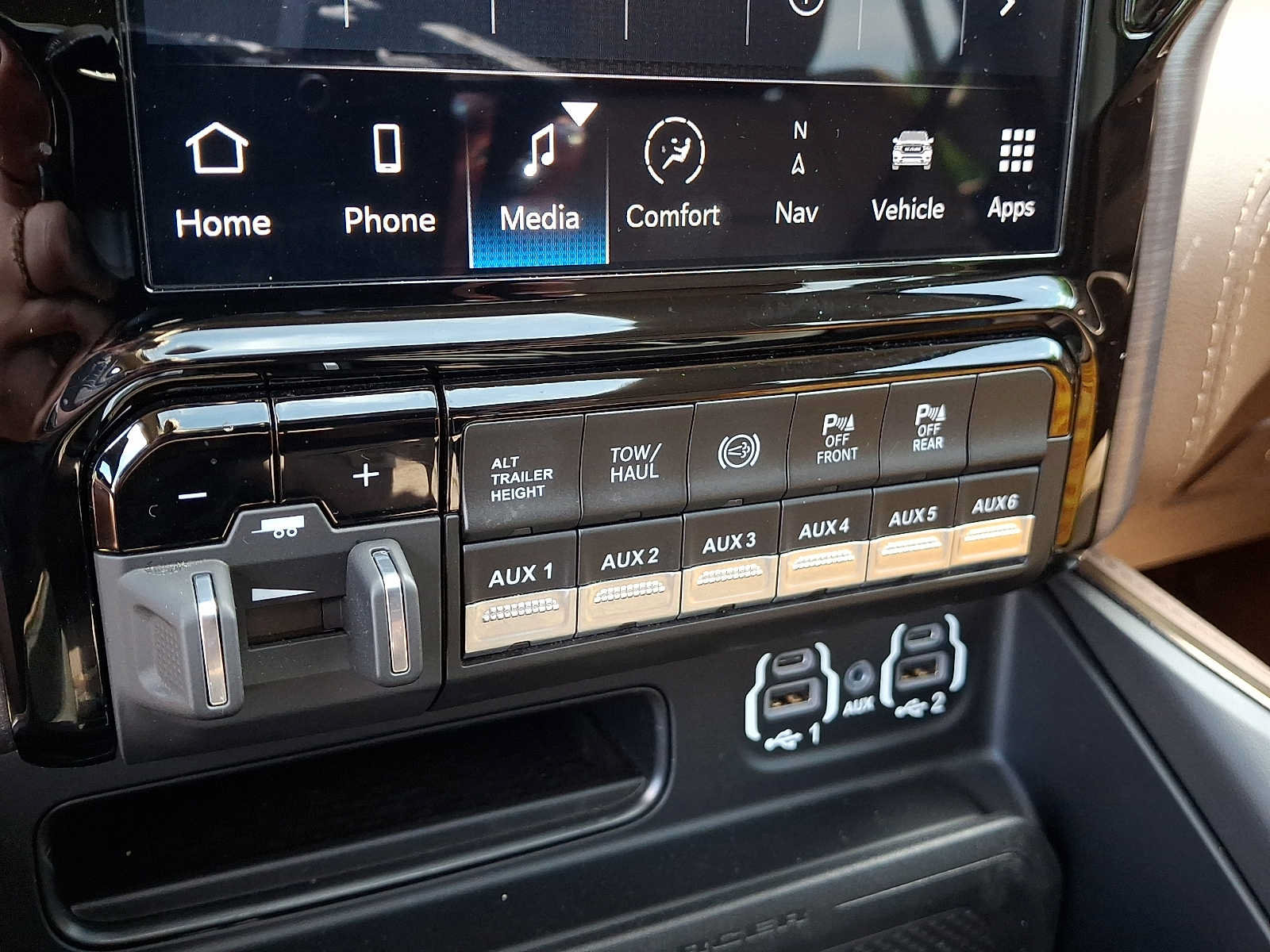 Used 2024 RAM 3500 Limited w/ Towing Technology Group AWD/4WD image 17