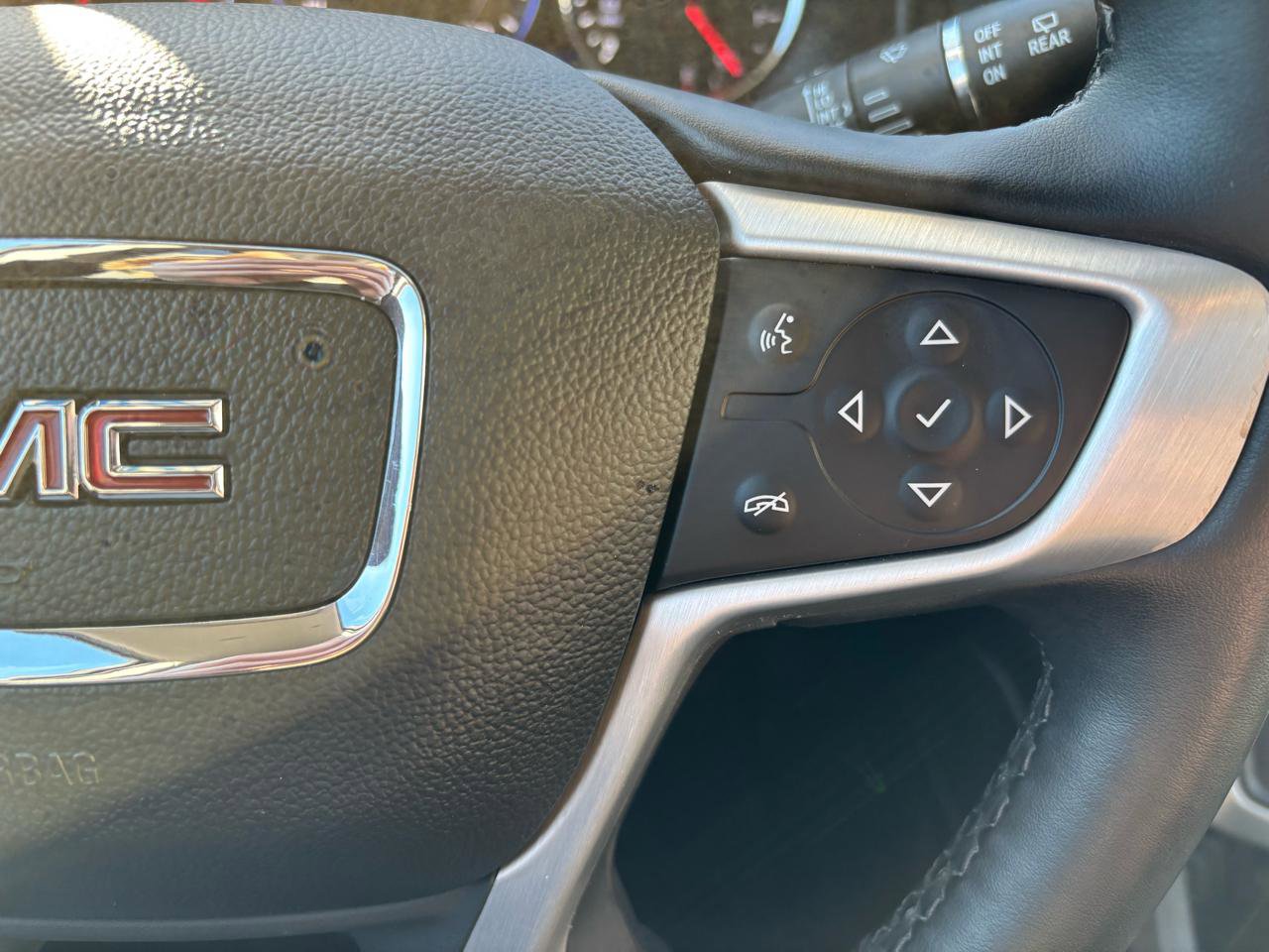 Used 2023 GMC Acadia SLT w/ Elevation Edition image 30