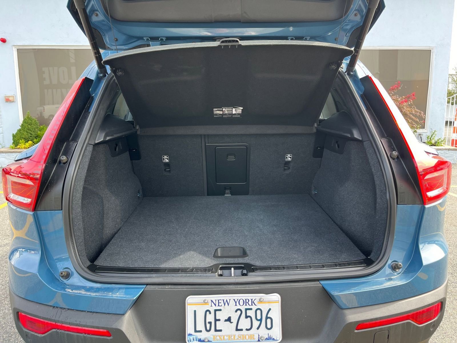 Used 2024 Volvo XC40 B5 Core image 27