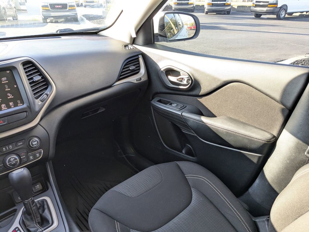 Used 2016 Jeep Cherokee Latitude w/ Comfort/Convenience Group image 19
