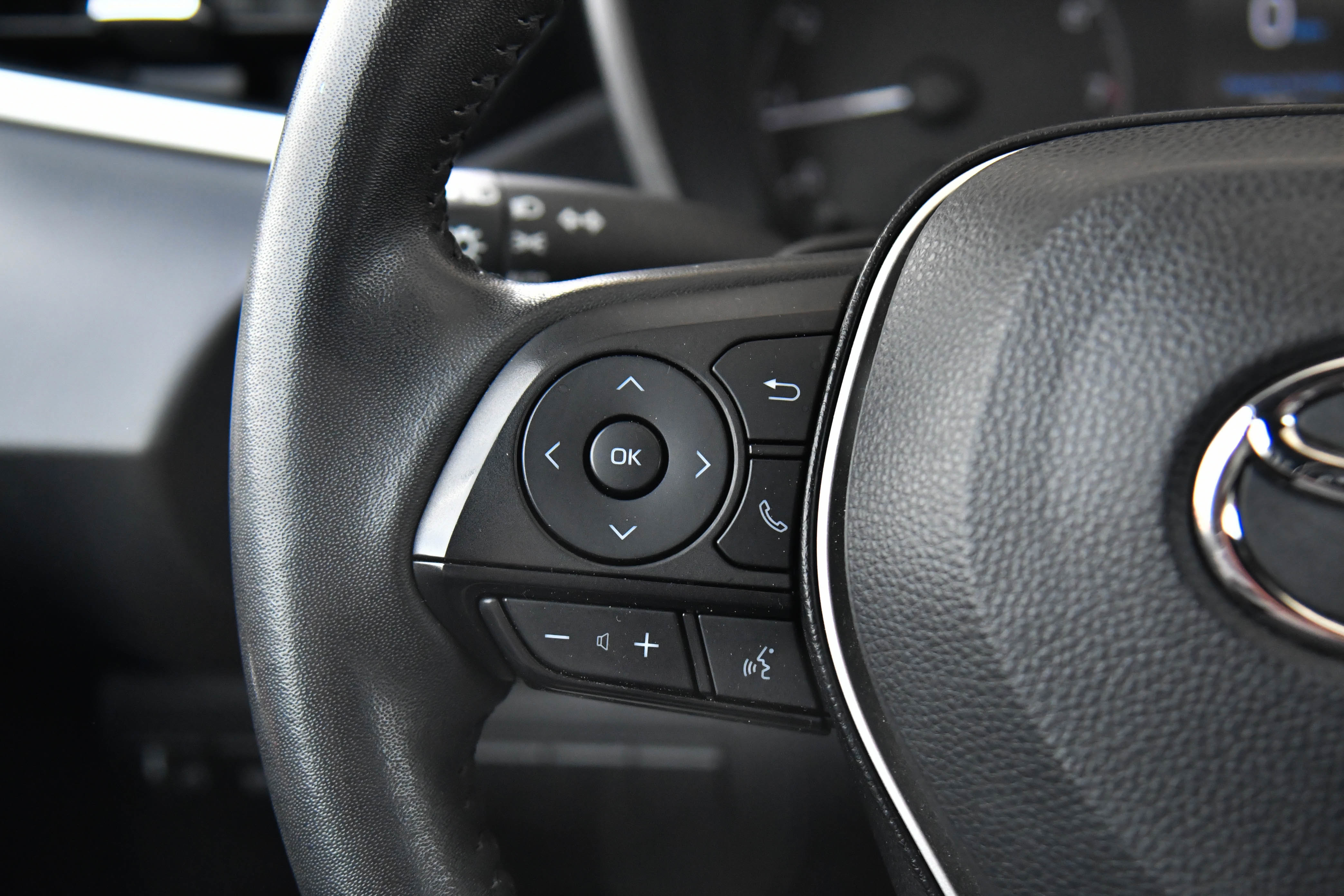 Used 2024 Toyota Corolla SE w/ SE Package image 33