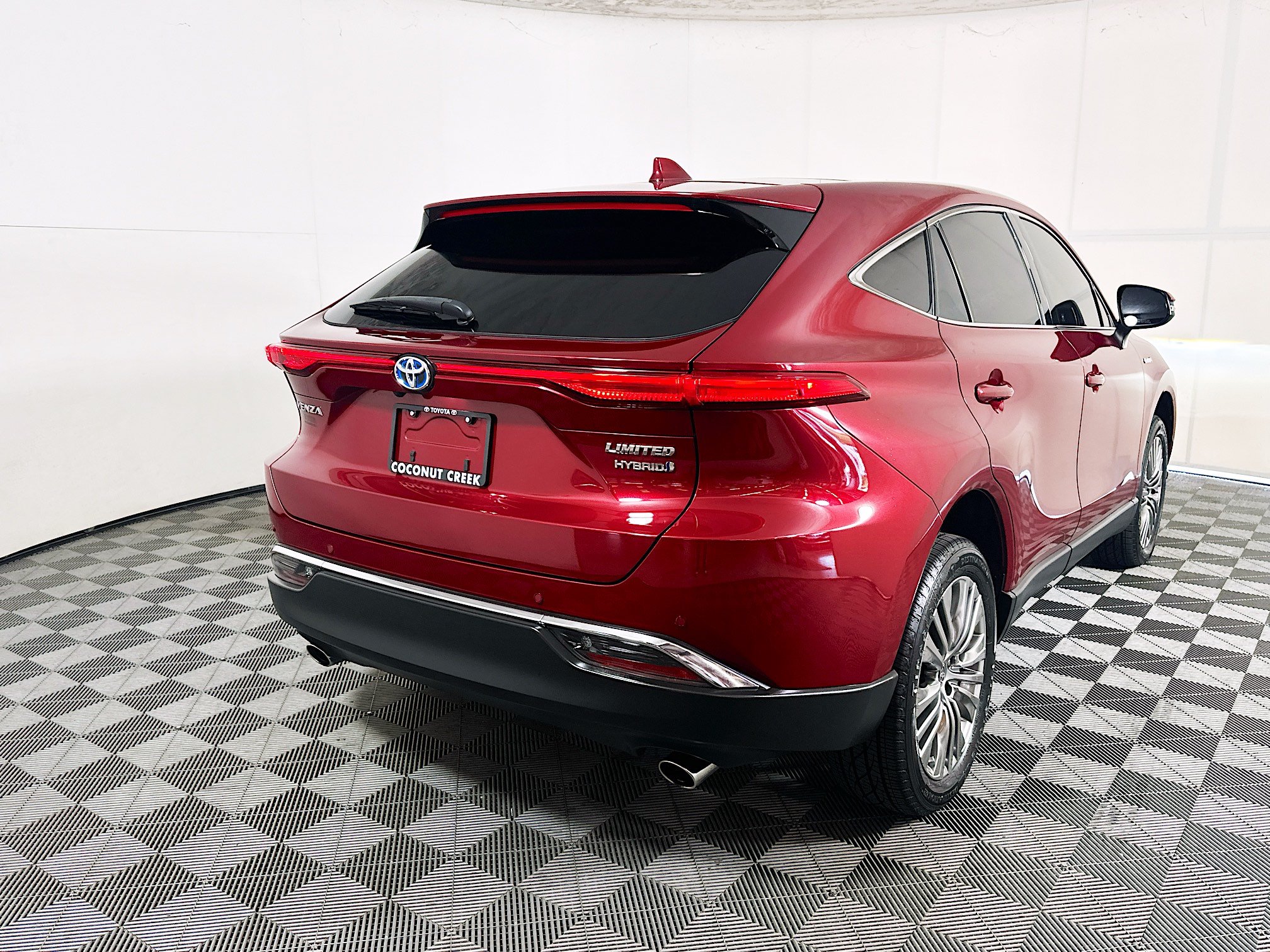 Used 2021 Toyota Venza Limited AWD/4WD image 3