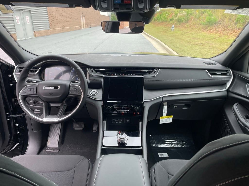 New 2025 Jeep Grand Cherokee Laredo X w/ Luxury Tech Group I AWD/4WD image 23