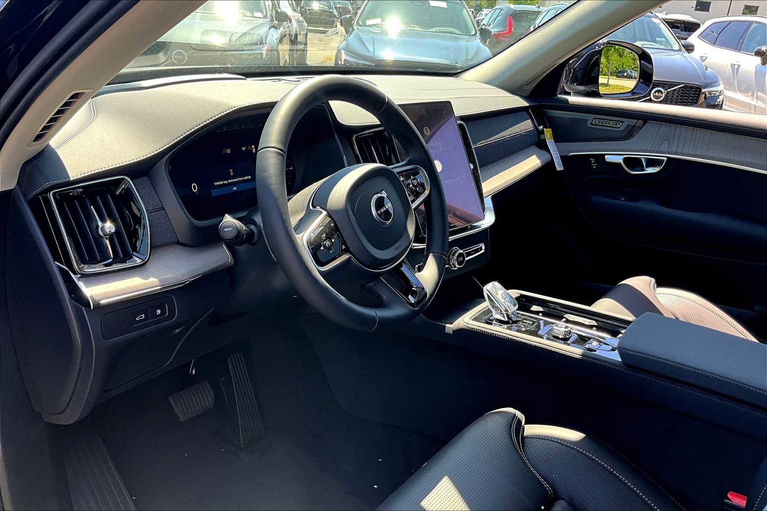 New 2026 Volvo XC90 T8 Ultra w/ Protection Package Premier image 9