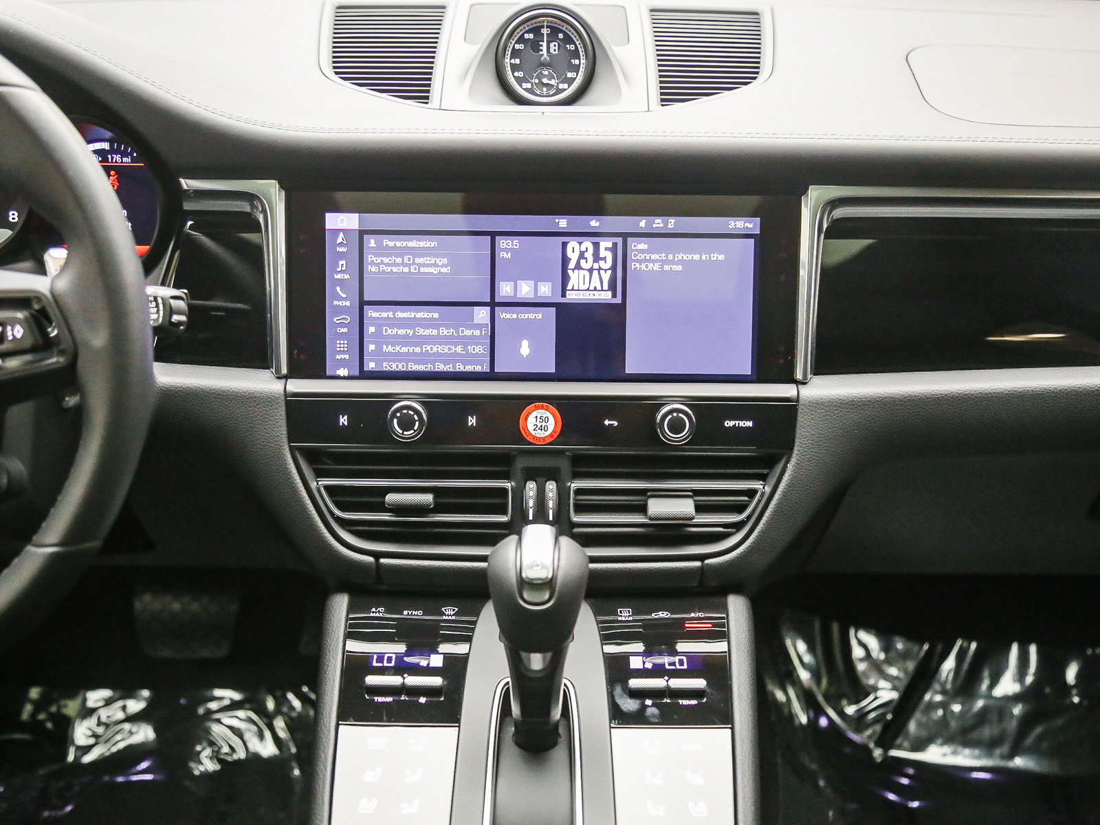 Certified 2025 Porsche Macan Turbo AWD/4WD image 17