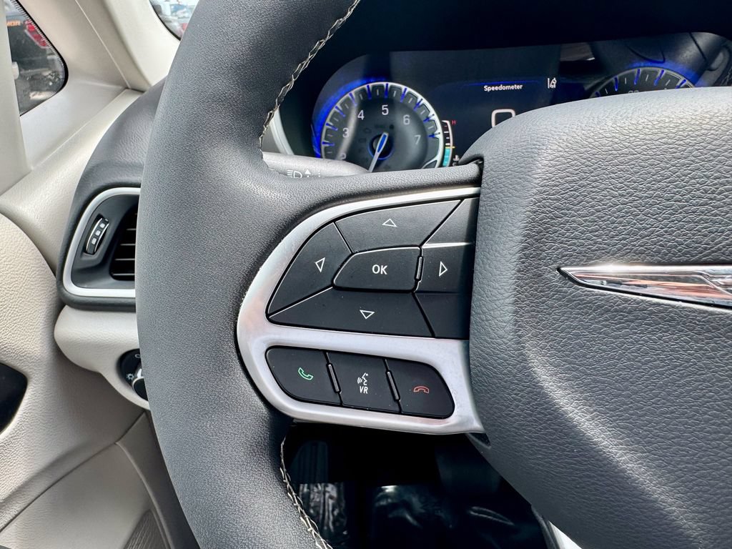 Used 2024 Chrysler Pacifica Touring-L FWD image 34