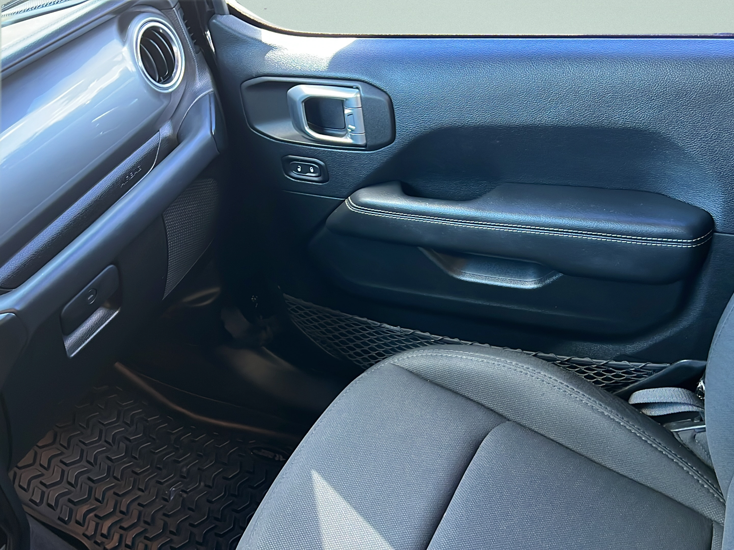 Used 2019 Jeep Wrangler Unlimited Sahara AWD/4WD image 13