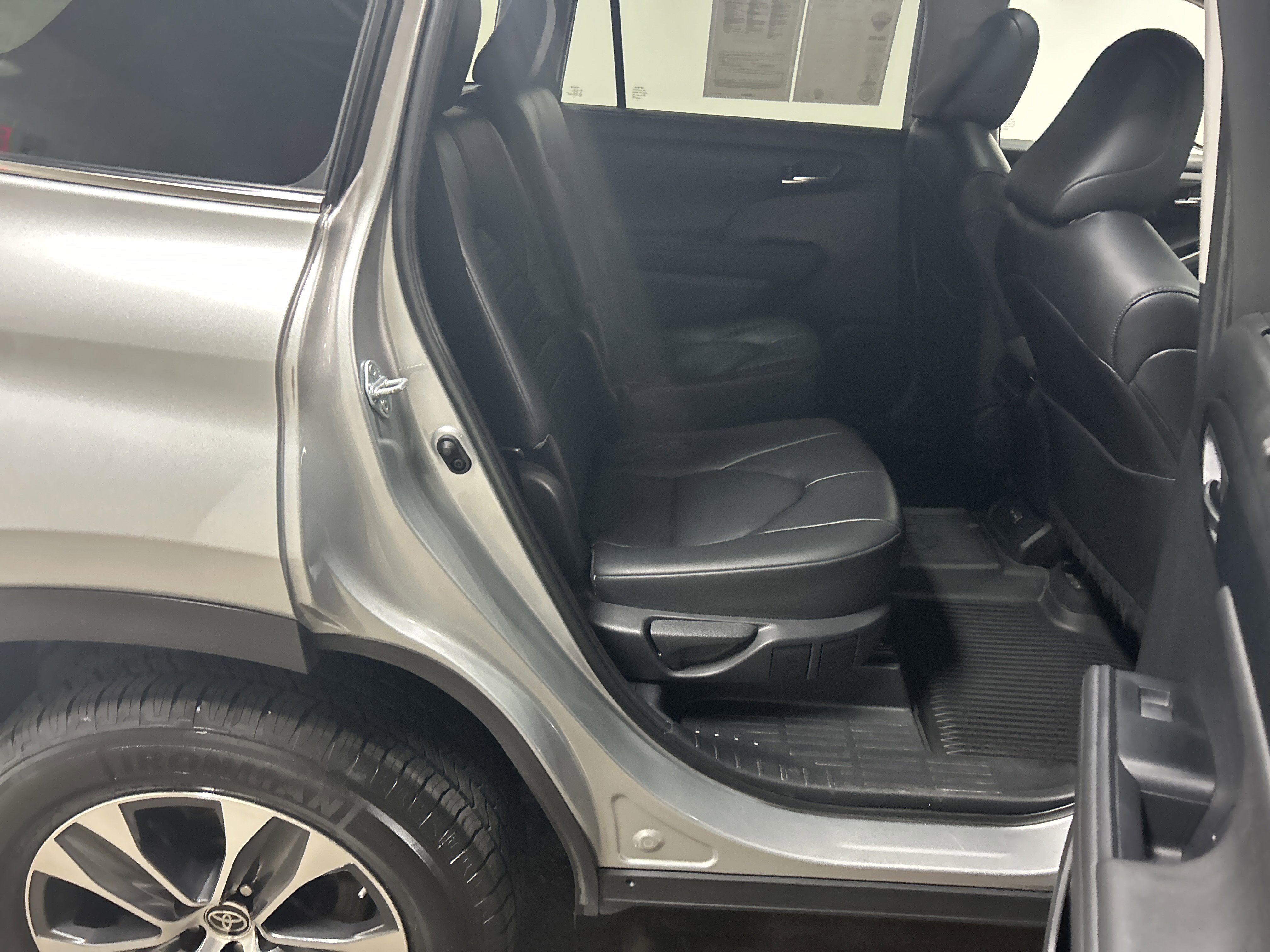 Used 2023 Toyota Highlander XLE image 33