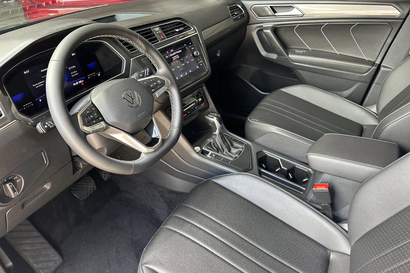Used 2023 Volkswagen Tiguan SE w/ Panoramic Sunroof Package FWD image 11
