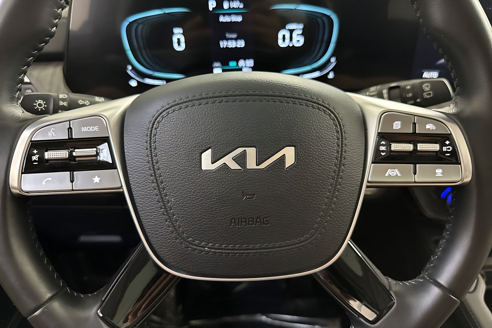 Used 2023 Kia Telluride EX w/ EX Captain's Chair Package FWD image 22
