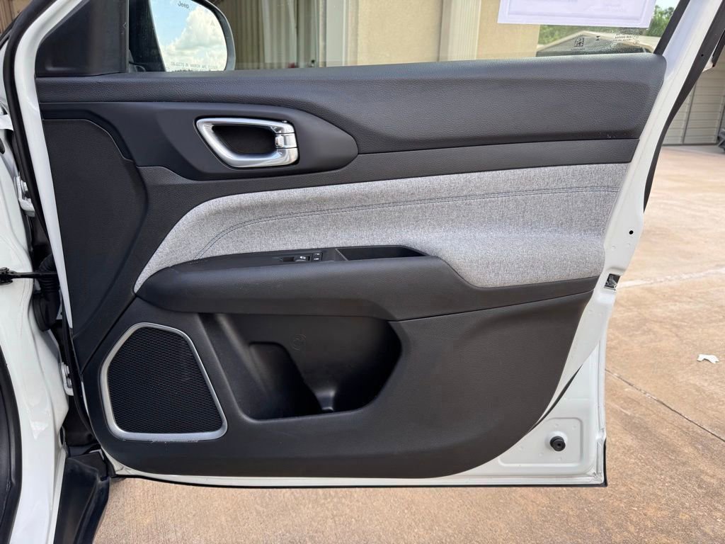 Used 2024 Jeep Compass Latitude image 18