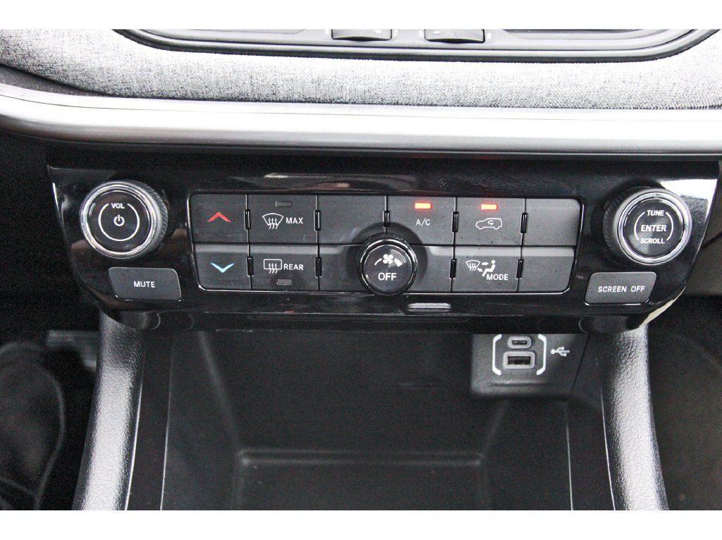Used 2024 Jeep Compass Latitude w/ Sun and Sound Group AWD/4WD image 26