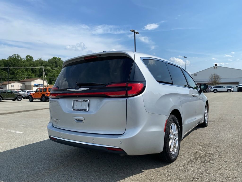 Used 2023 Chrysler Pacifica Touring-L image 2