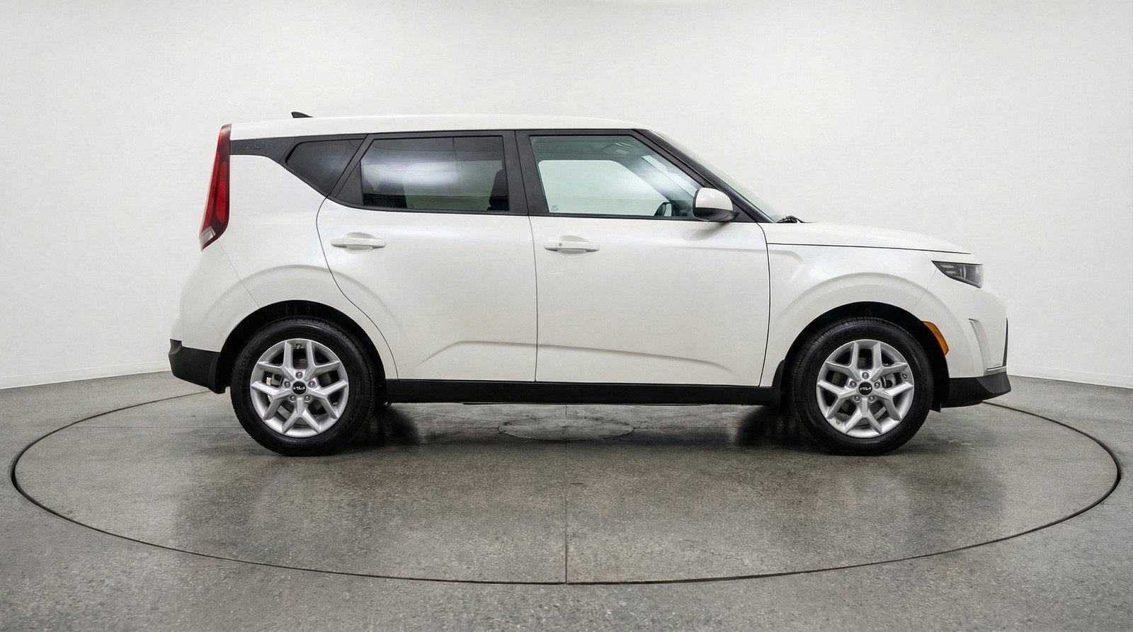 Used 2025 Kia Soul LX w/ LX Technology Package FWD image 11