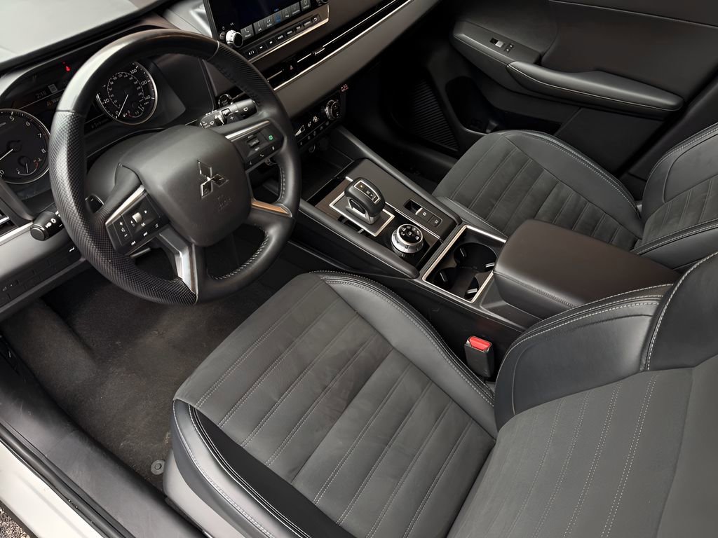Used 2024 Mitsubishi Outlander SE AWD/4WD image 15