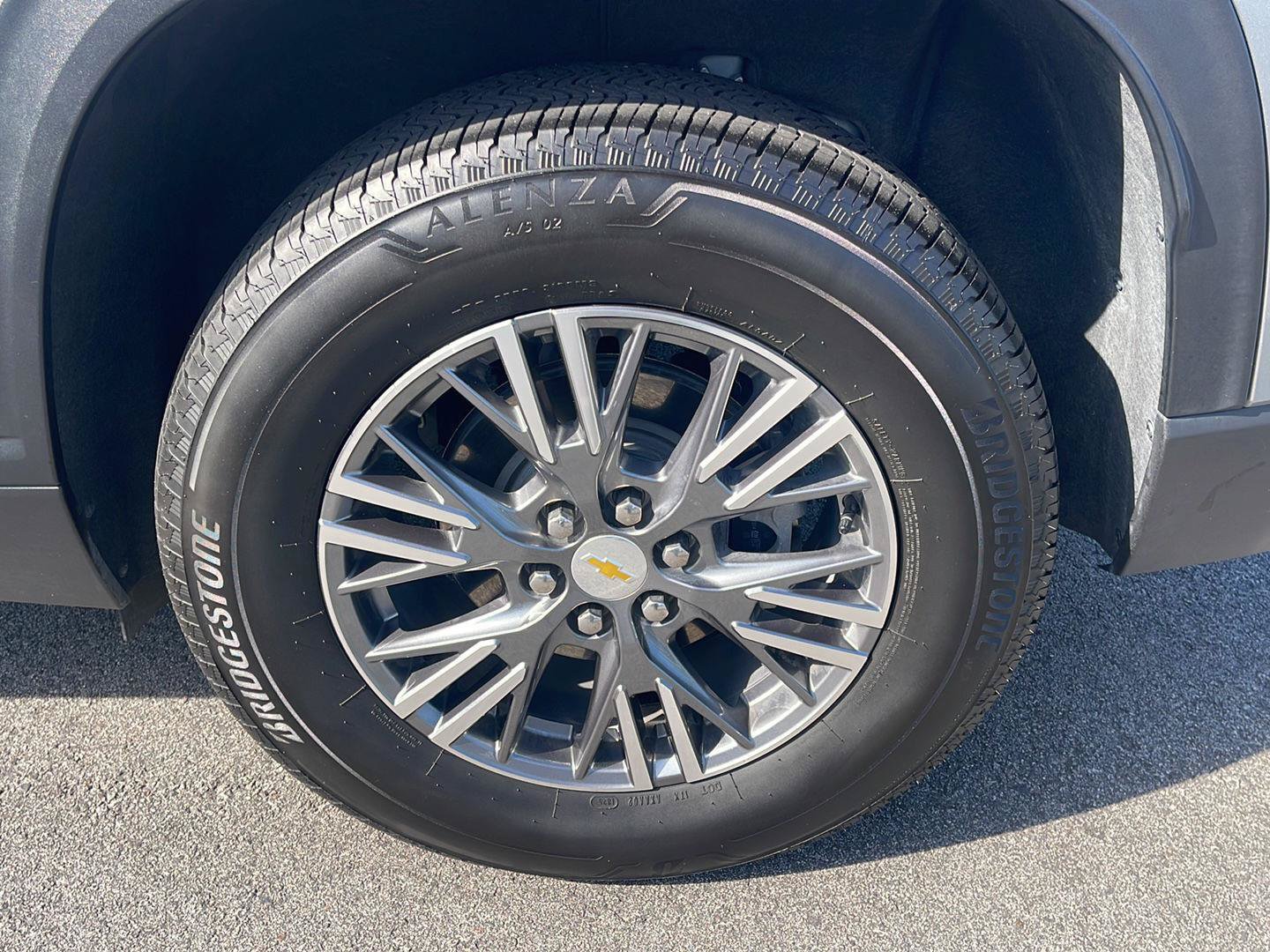 Used 2025 Chevrolet Traverse LT w/ LPO, Floor Liner Package FWD image 14