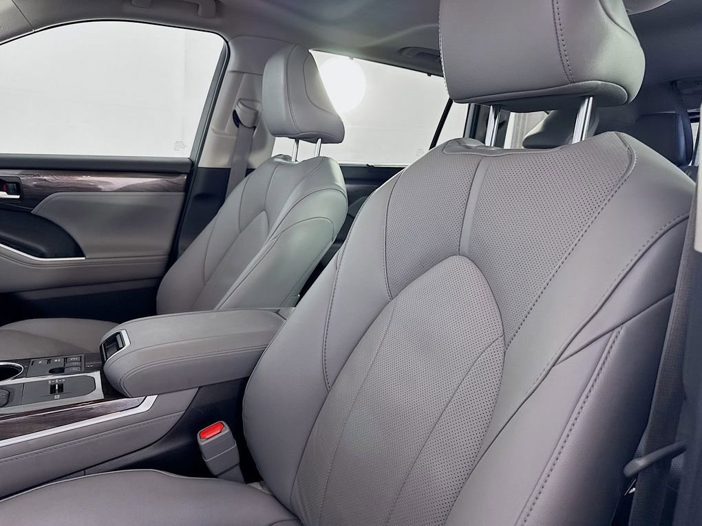 Used 2024 Toyota Highlander Limited image 38