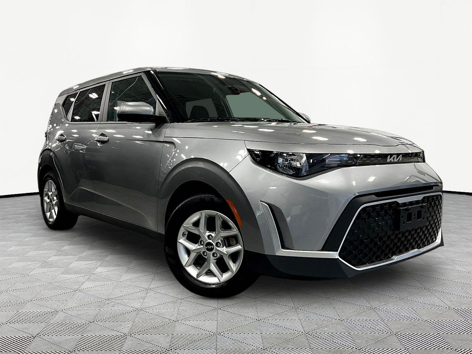 Used 2024 Kia Soul LX w/ Option Group 015 FWD image 3