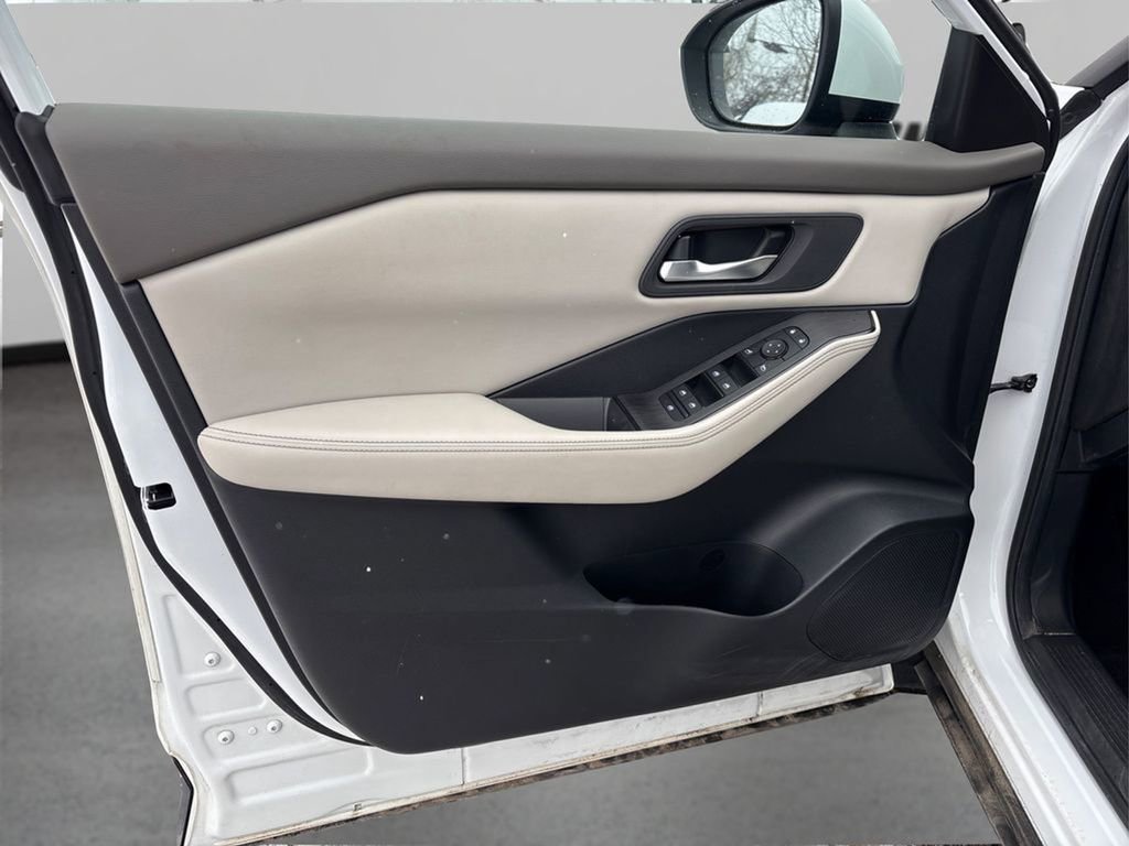 Used 2024 Nissan Rogue SV image 23