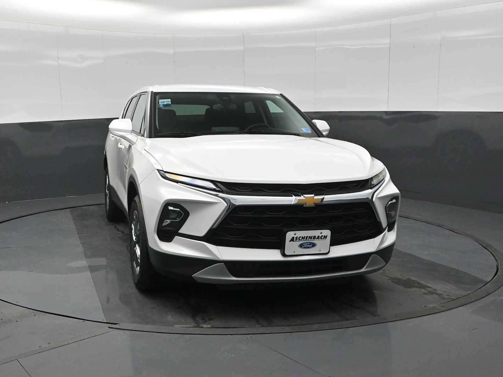 Used 2023 Chevrolet Blazer LT AWD/4WD image 2