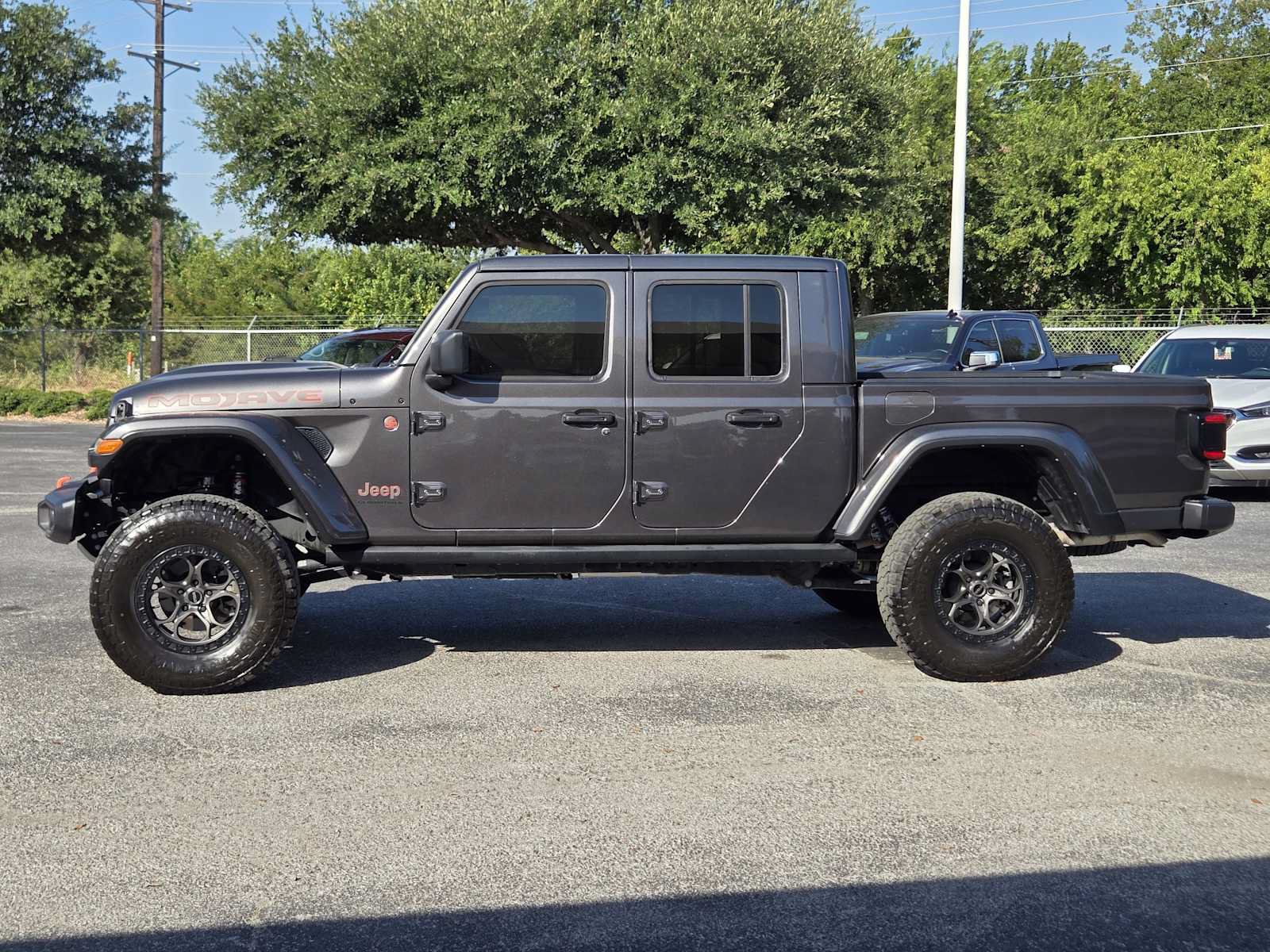 Used 2025 Jeep Gladiator Mojave w/ Convenience Group AWD/4WD image 4