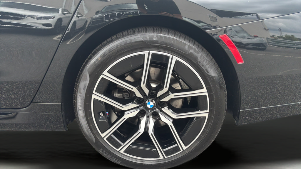 Used 2025 BMW 740i xDrive AWD/4WD image 5