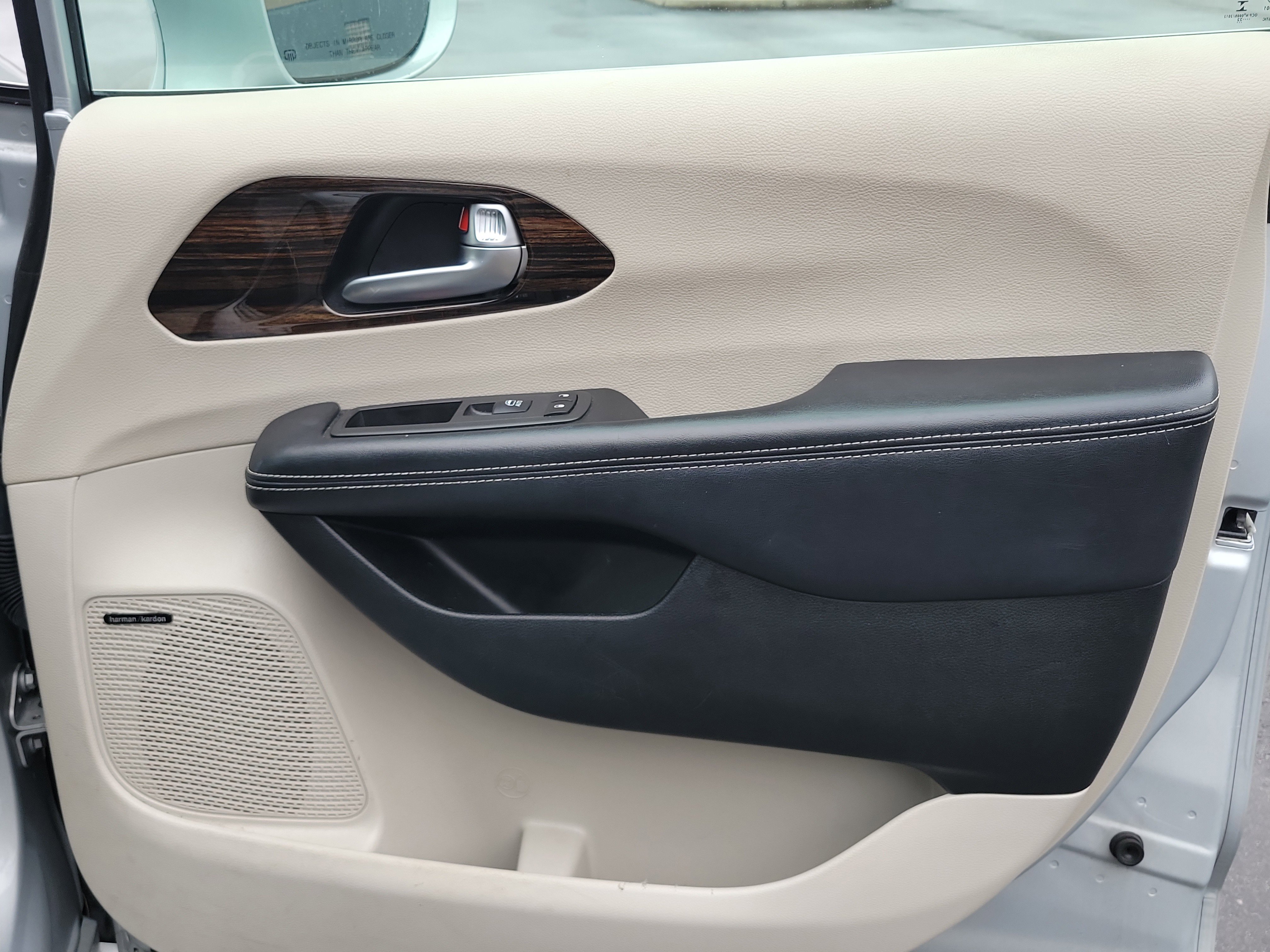 Used 2022 Chrysler Pacifica Limited w/ Uconnect Theater Family Group image 29