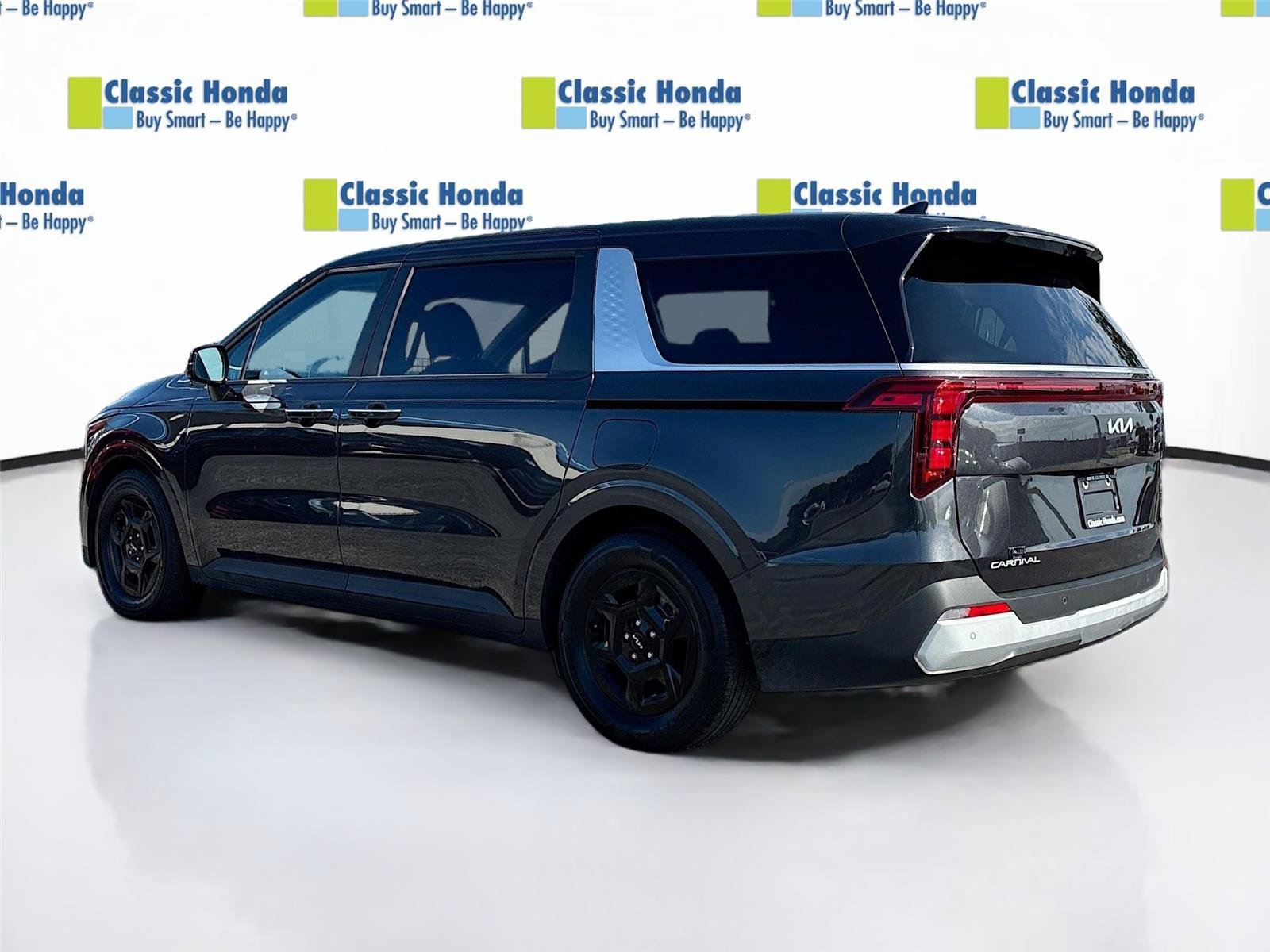 Used 2025 Kia Carnival FWD image 5