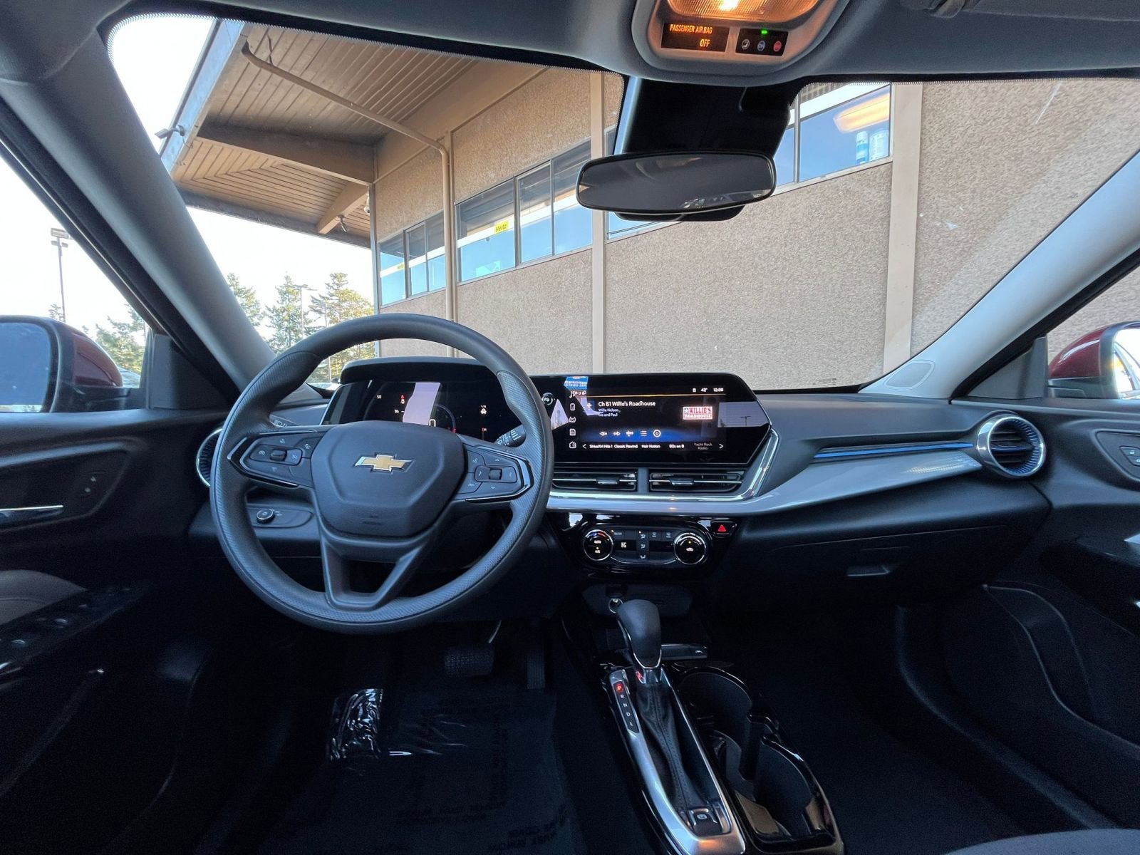 Used 2025 Chevrolet Trax LT image 34