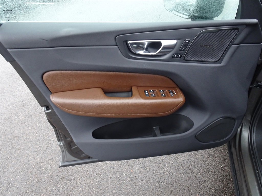 Used 2019 Volvo XC60 T5 Momentum w/ Multimedia Package image 13