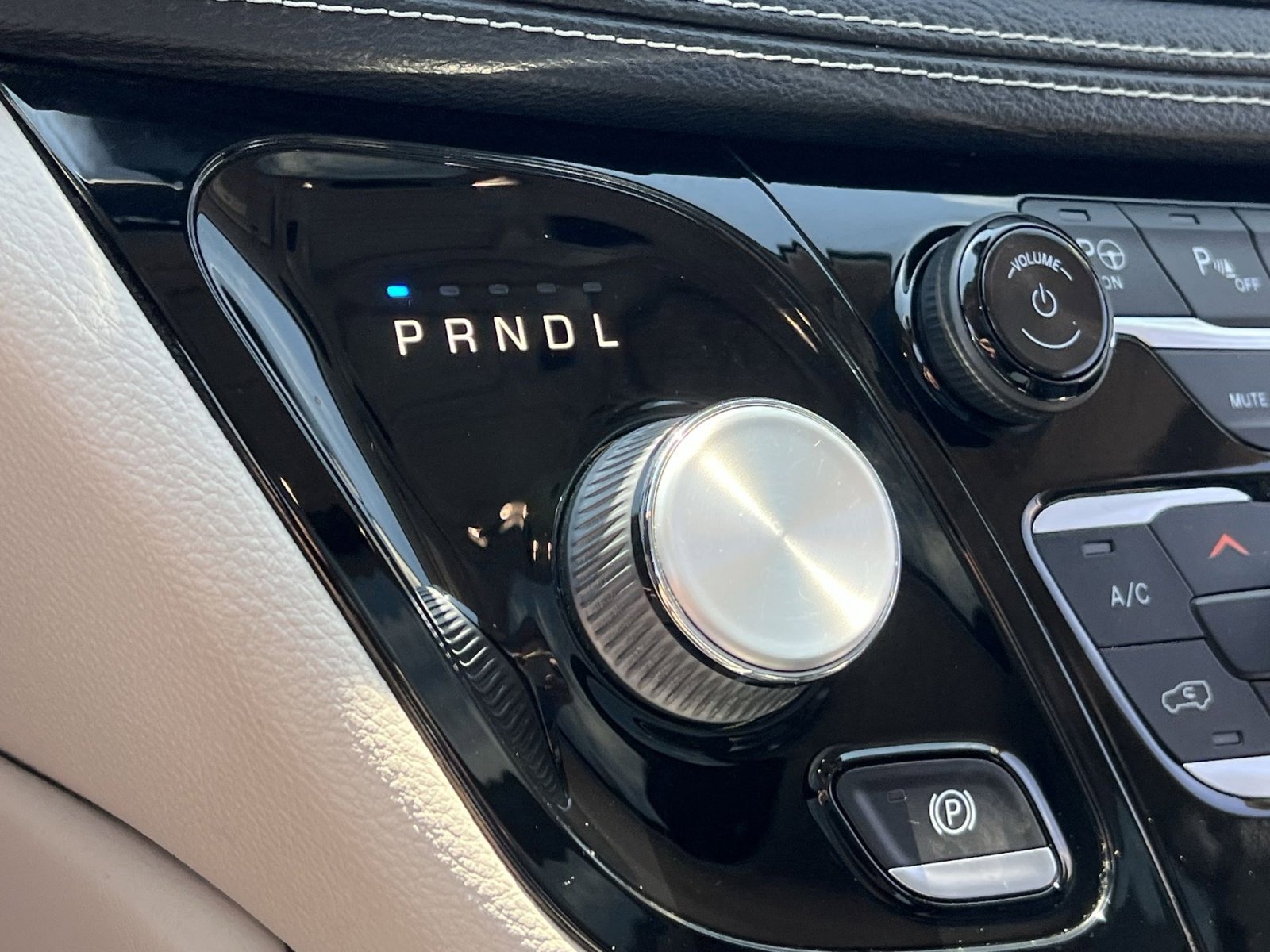 Used 2022 Chrysler Pacifica Limited AWD/4WD image 30