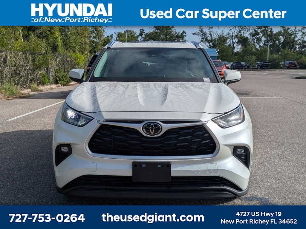 Used 2021 Toyota Highlander XLE AWD/4WD image 8