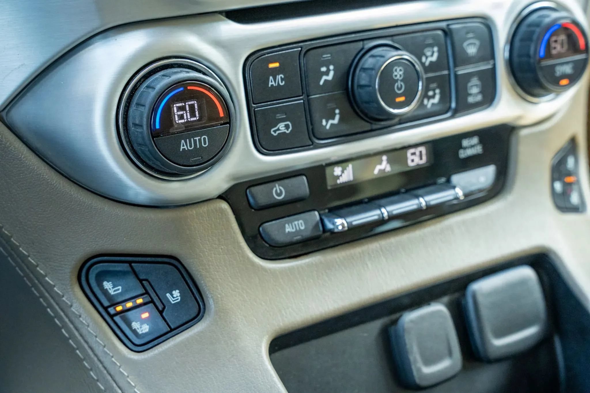 Used 2020 GMC Yukon SLT w/ Premium Edition AWD/4WD image 29