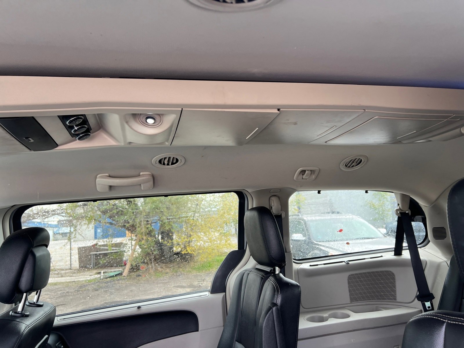 Used 2015 Chrysler Town & Country Touring image 30