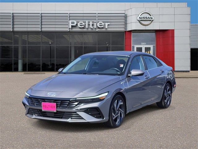 Used 2025 Hyundai Elantra SEL image 3